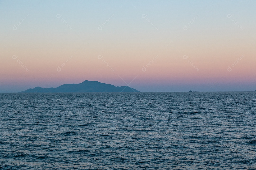 pôr do sol na ilha grande de Angra dos Reis, no Rio de Janeiro