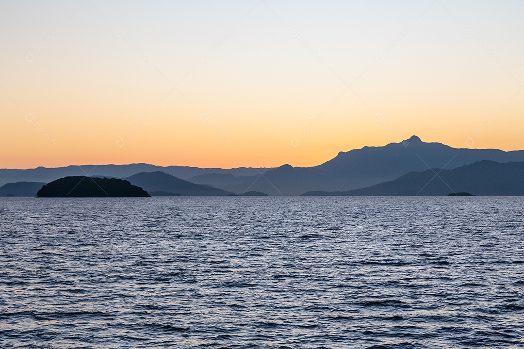 pôr do sol na ilha grande de Angra dos Reis, no Rio de Janeiro