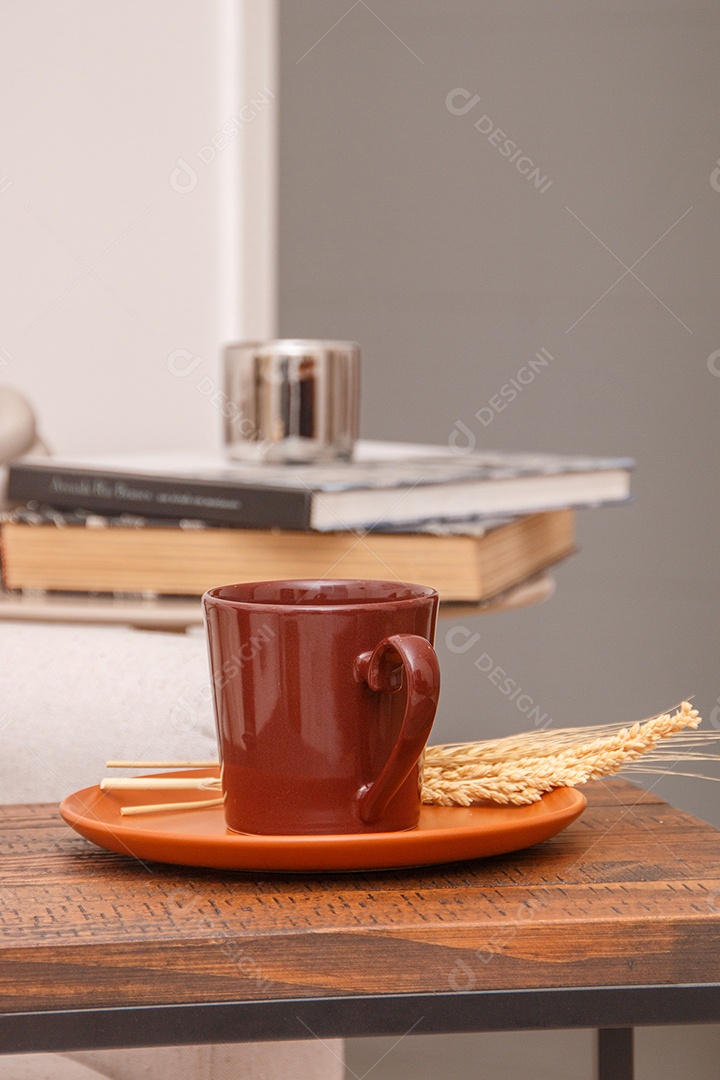 caneca e um galho de trigo em uma mesa no Rio de Janeiro.