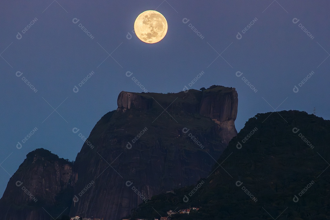 Lua cheia se pondo no topo da Pedra da Gávea, vista da Lagoa Rodrigo de Freitas