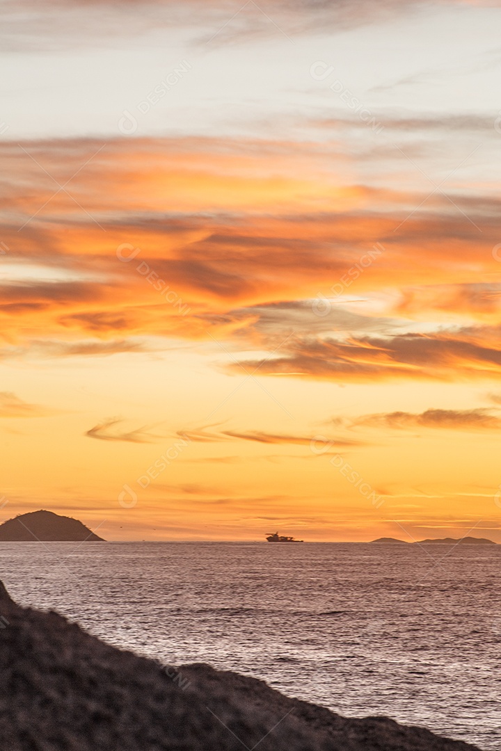 Nascer do sol na Pedra do Arpoador no Rio de Janeiro.