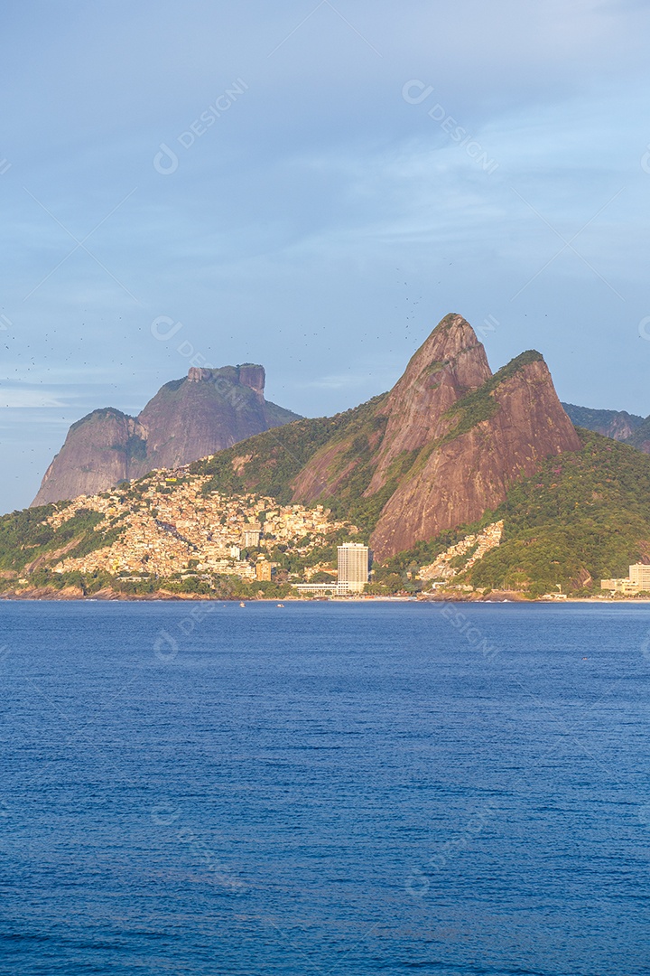 Nascer do sol na Pedra do Arpoador no Rio de Janeiro, Brasil.
