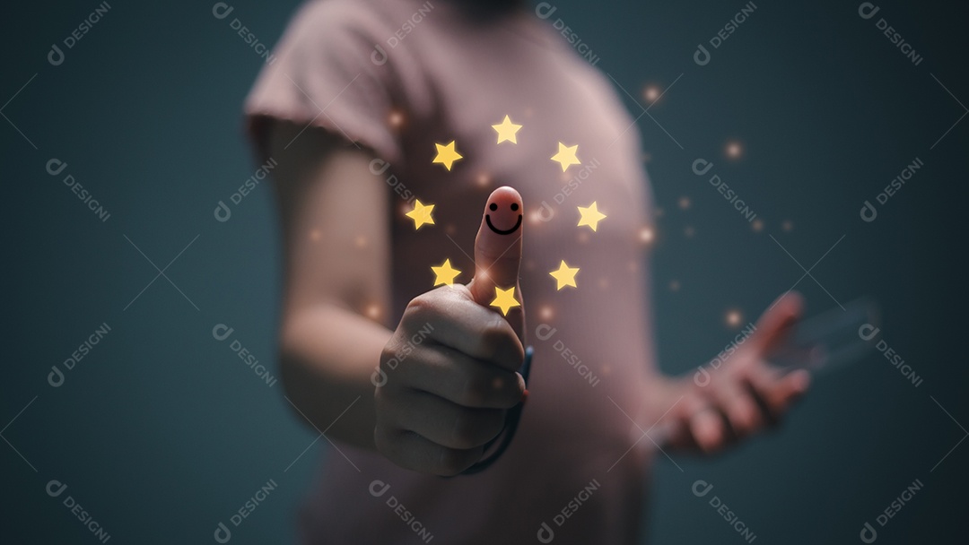 Conceito de satisfação do cliente. Mão com o polegar para cima Ícone de rosto de sorriso feliz de emoção positiva e cinco estrelas com espaço de cópia, feedback, pesquisa, qualidade padrão.