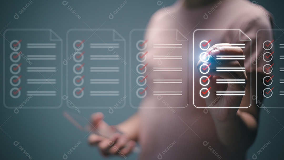Empresárias marcam uma avaliação, questionário, avaliação, exame online de pesquisa online, escolha a resposta certa no exame