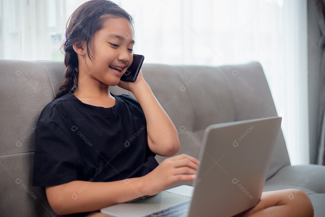 Garota feliz aprendendo inglês online com um laptop em casa.