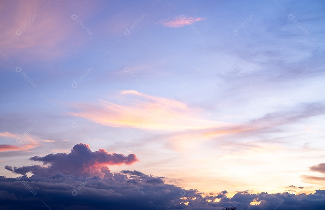 lindas e luxuosas nuvens de ouro laranja com gradiente suave e luz solar no céu azul perfeito para o fundo