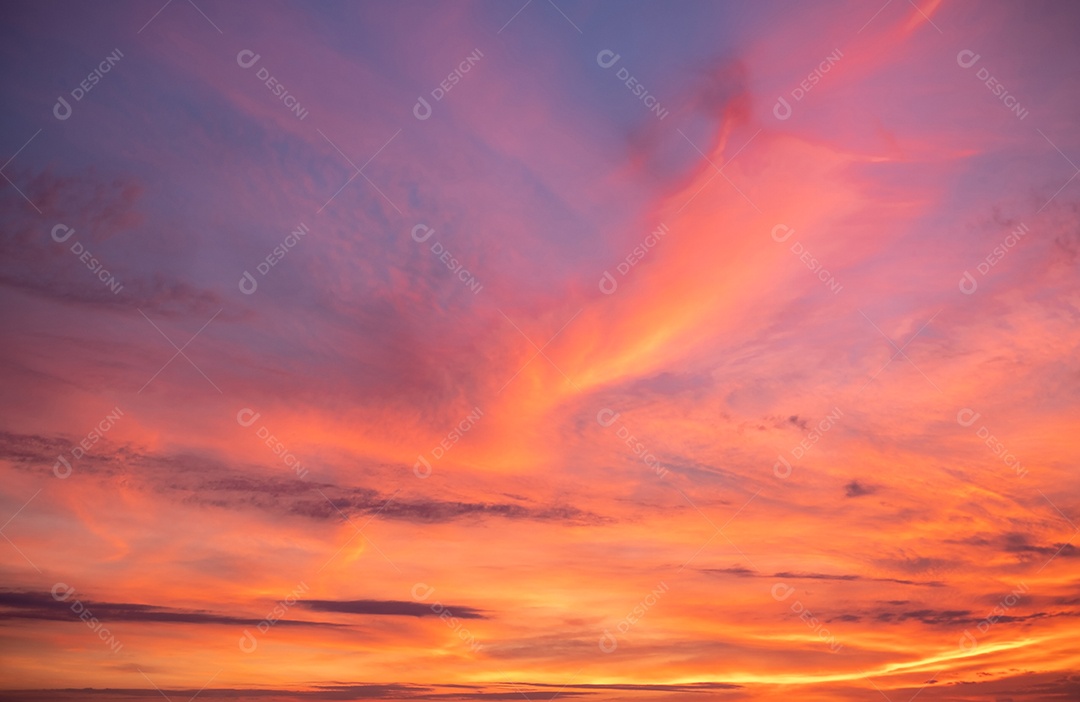 Lindas e luxuosas nuvens de ouro laranja com gradiente suave e luz solar no céu azul perfeito para o fundo