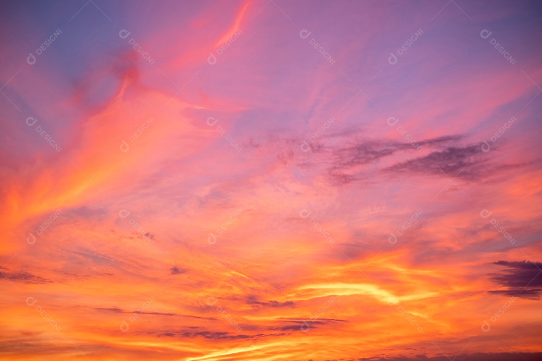 Lindas e luxuosas nuvens de ouro laranja com gradiente suave e luz solar no céu azul perfeito para o fundo