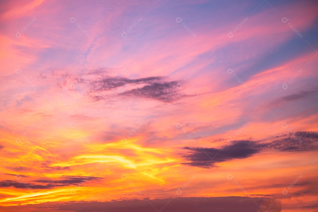 Lindas e luxuosas nuvens de ouro laranja com gradiente suave e luz solar no céu azul perfeito para o fundo