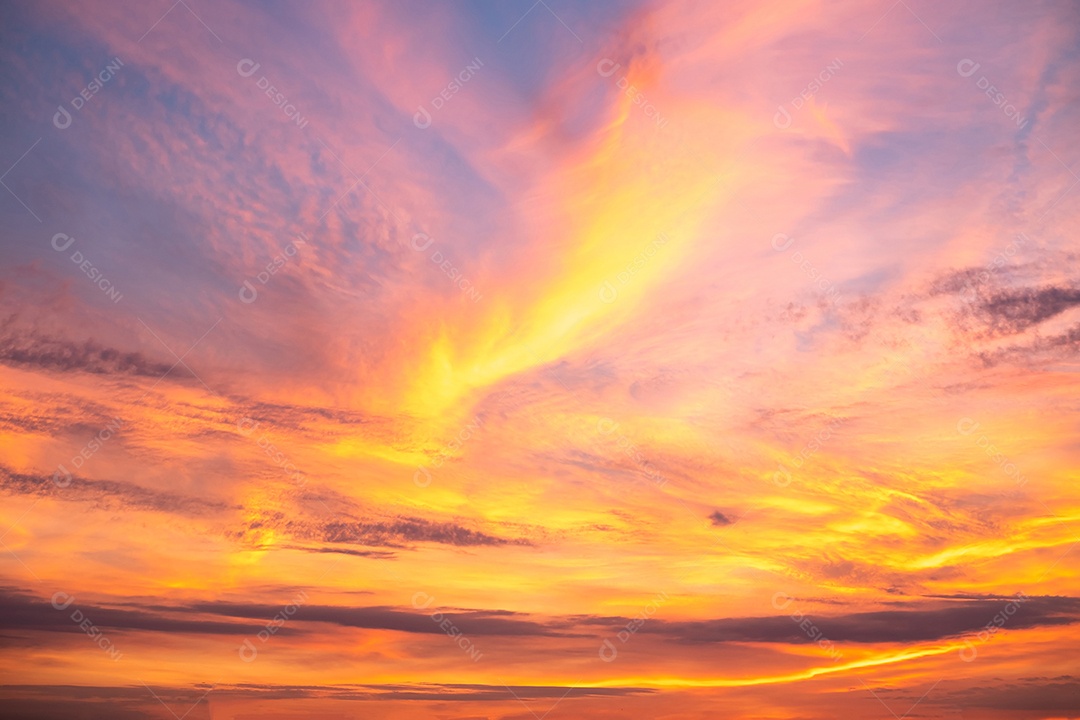 Lindas e luxuosas nuvens de ouro laranja com gradiente suave e luz solar no céu azul perfeito para o fundo