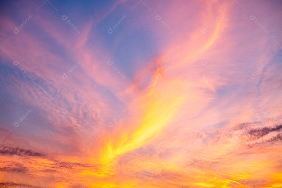 Lindas e luxuosas nuvens de ouro laranja com gradiente suave e luz solar no céu azul perfeito para o fundo