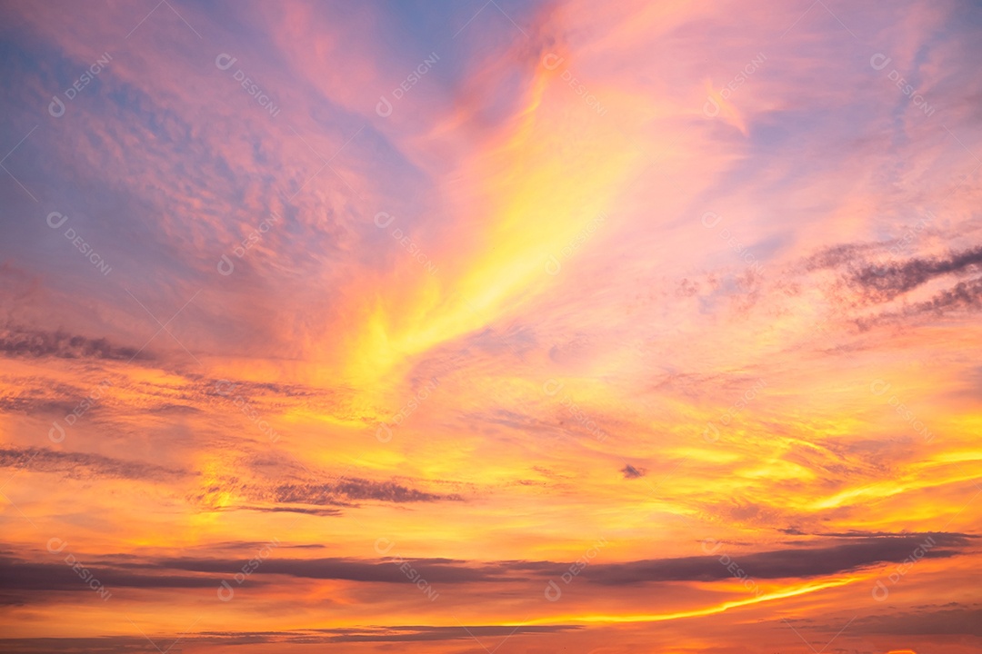 Lindas e luxuosas nuvens de ouro laranja com gradiente suave e luz solar no céu azul perfeito para o fundo
