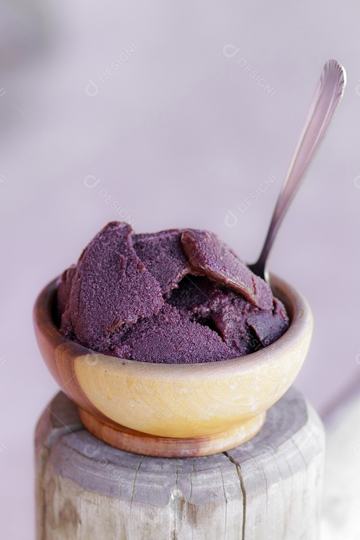 Tigela com açaí sobre tronco de madeira