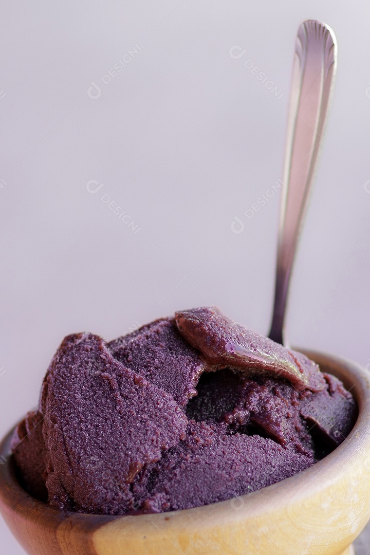 Tigela com açaí sobre tronco de madeira