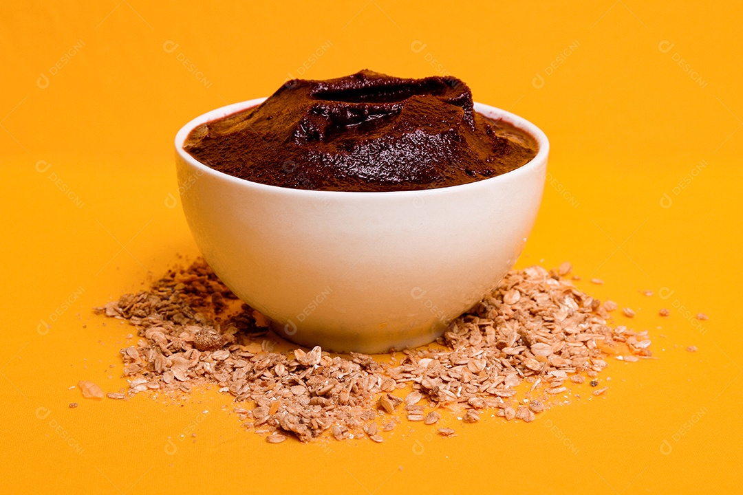 Tigela com delicioso açaí em fundo amarelo