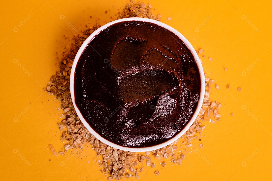 Tigela com delicioso açaí em fundo amarelo