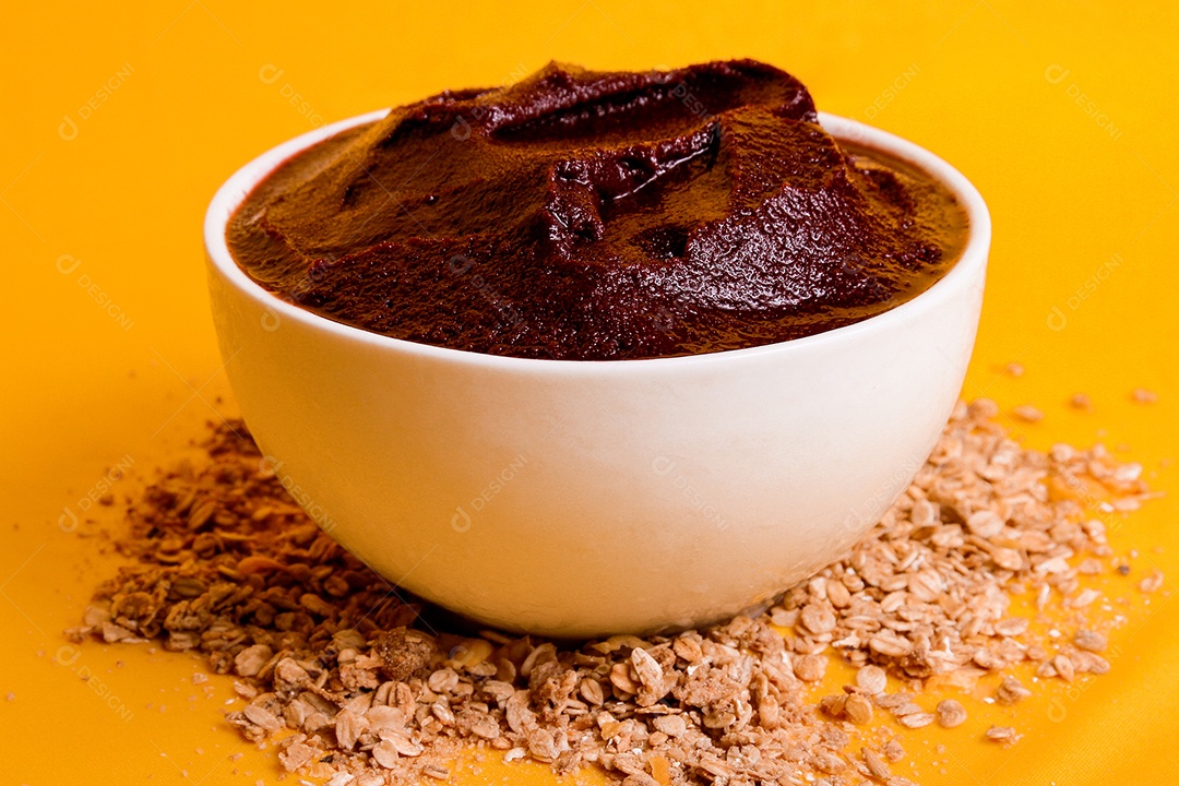 Tigela com delicioso açaí em fundo amarelo