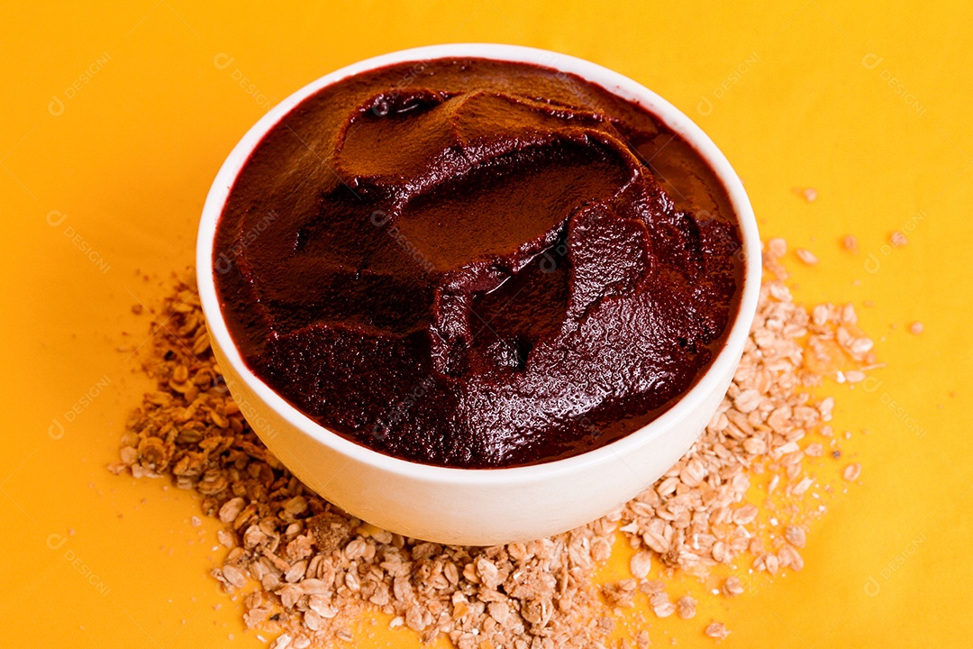 Tigela com delicioso açaí em fundo amarelo
