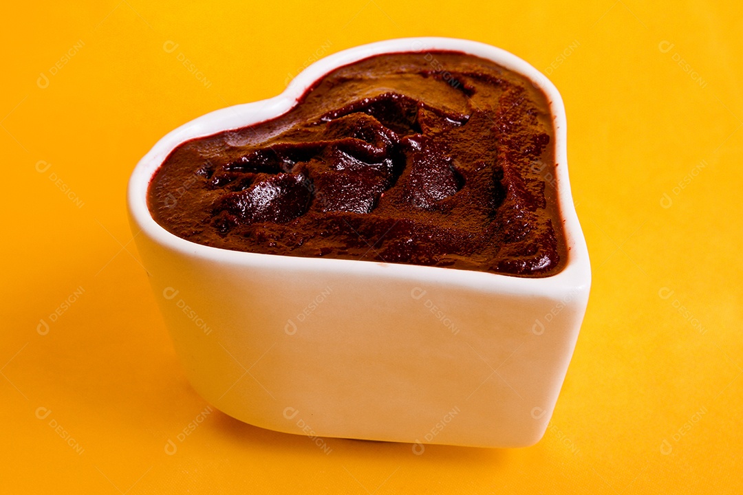 Tigela com formato de coração com delicioso açaí