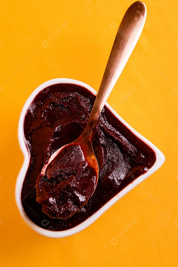 Tigela com formato de coração com delicioso açaí