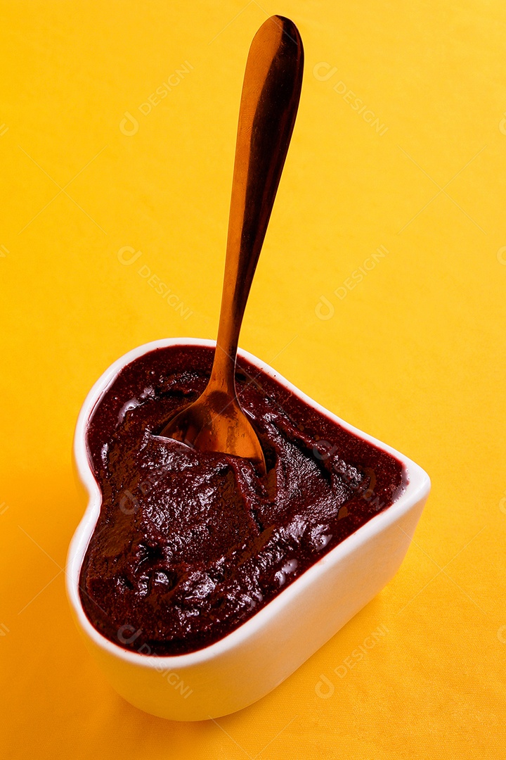 Tigela com formato de coração com delicioso açaí