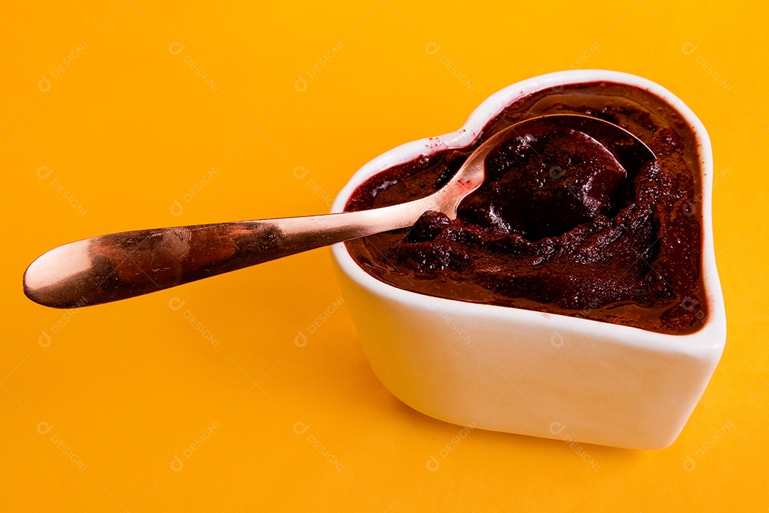 Tigela de coração com açaí em fundo amarelo