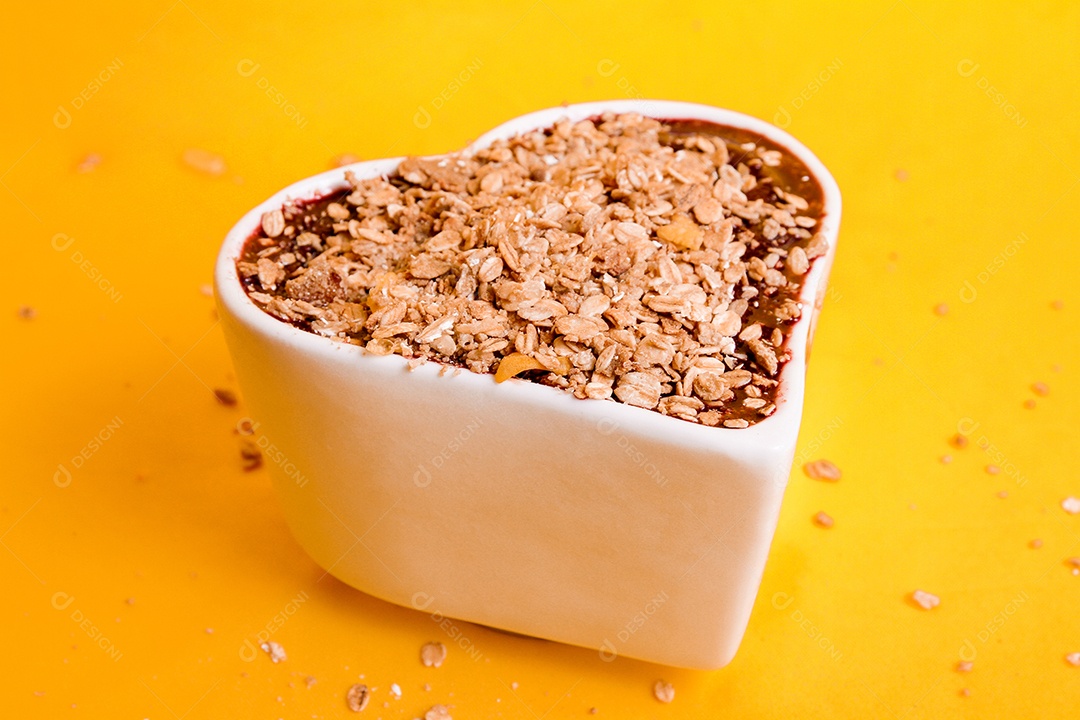 Tigela com formato de coração com delicioso açaí com granola