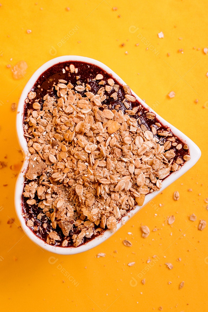 Tigela com formato de coração com delicioso açaí com granola