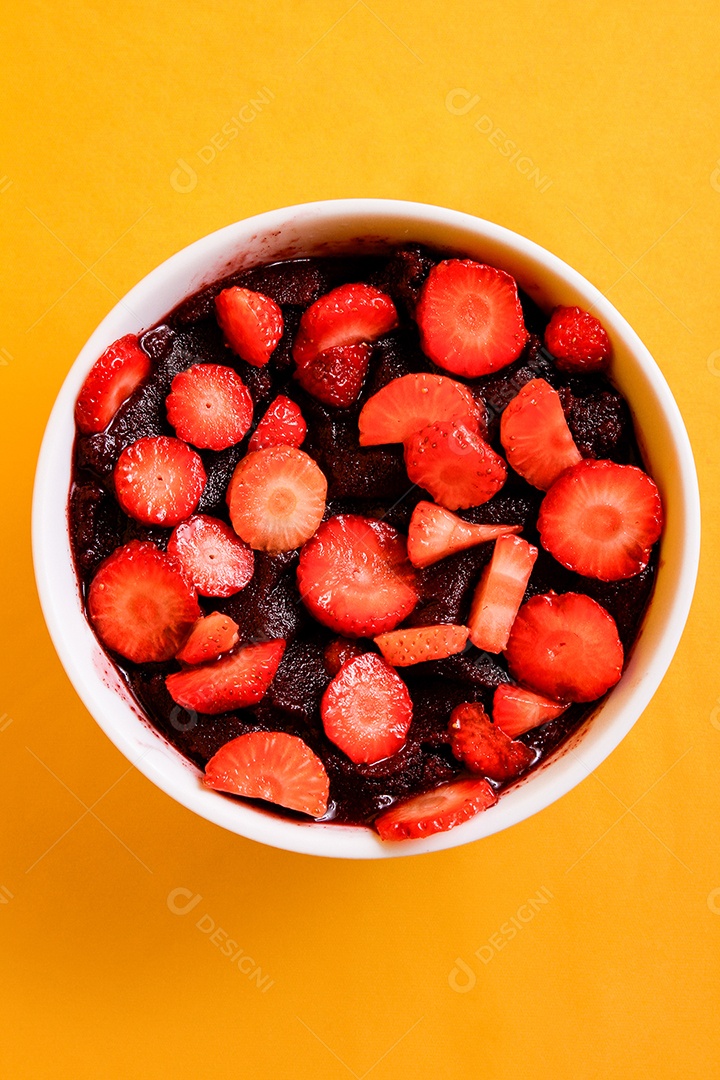 Tigela com delicioso açaí com morangos