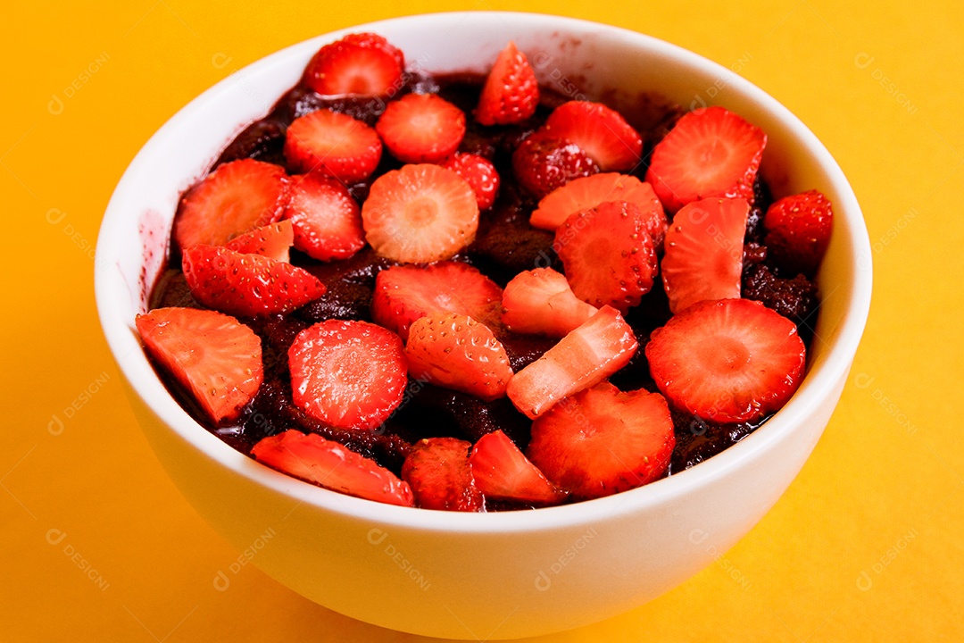 Tigela com delicioso açaí com morangos