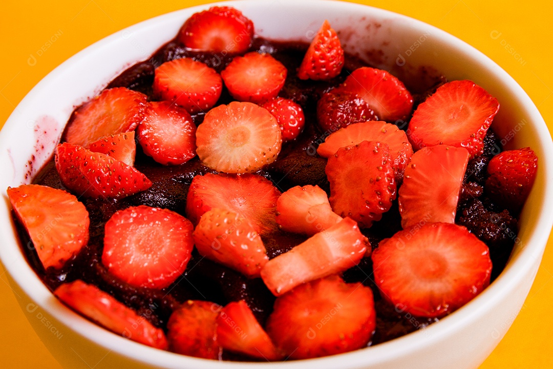 Tigela com delicioso açaí com morangos