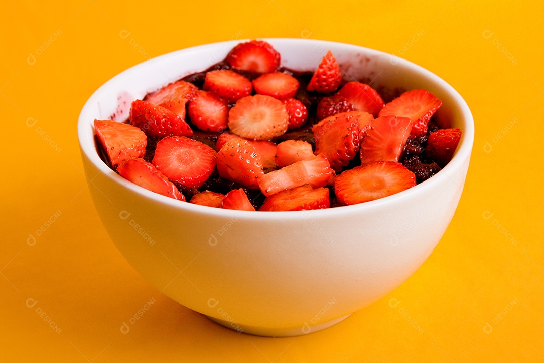 Tigela com delicioso açaí com morangos