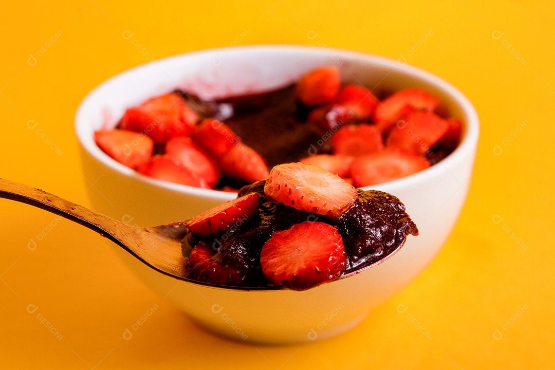 Tigela com delicioso açaí com morangos