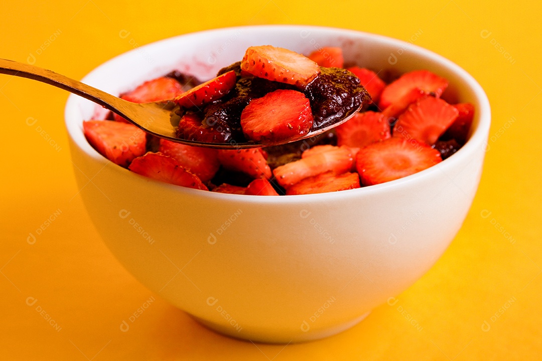 Tigela com delicioso açaí com morangos