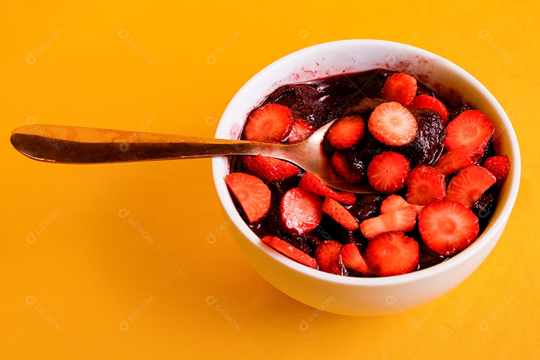 Tigela com delicioso açaí com morangos