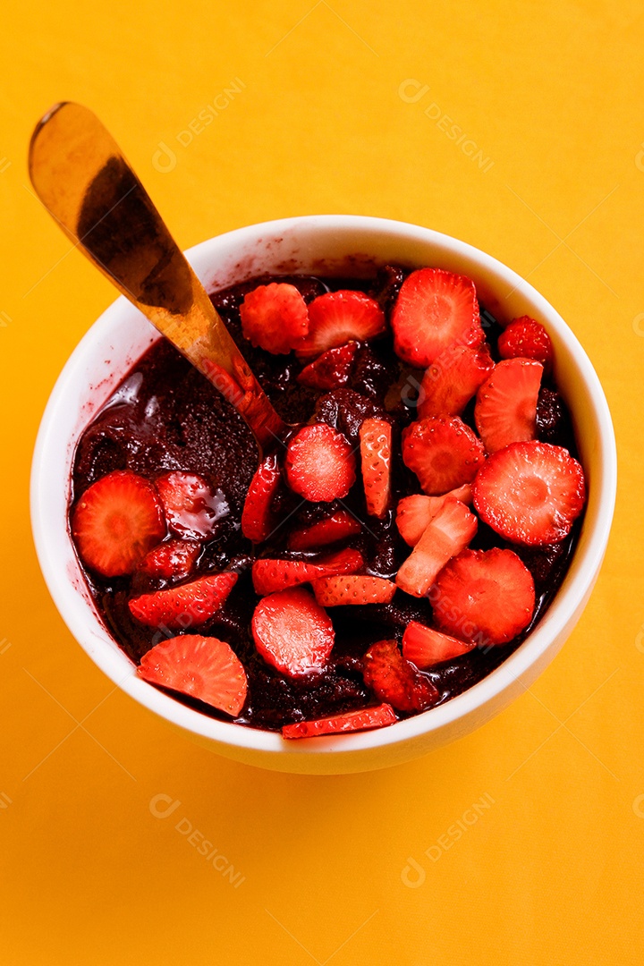 Tigela com delicioso açaí com morangos