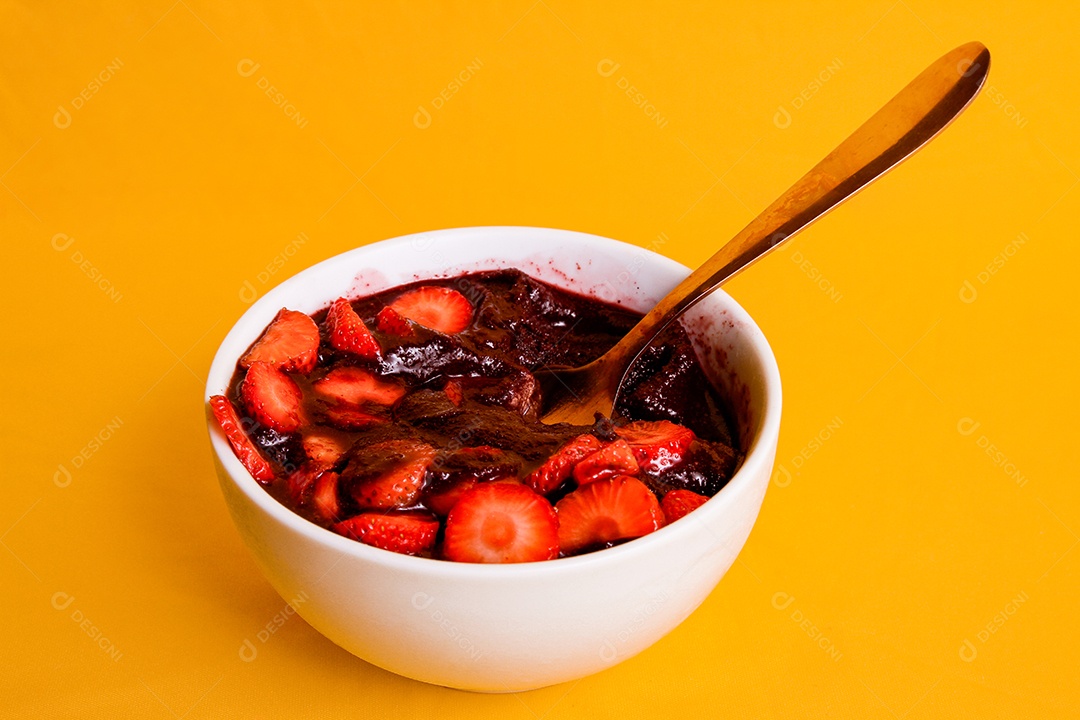 Tigela com delicioso açaí e morangos em fundo amarelo