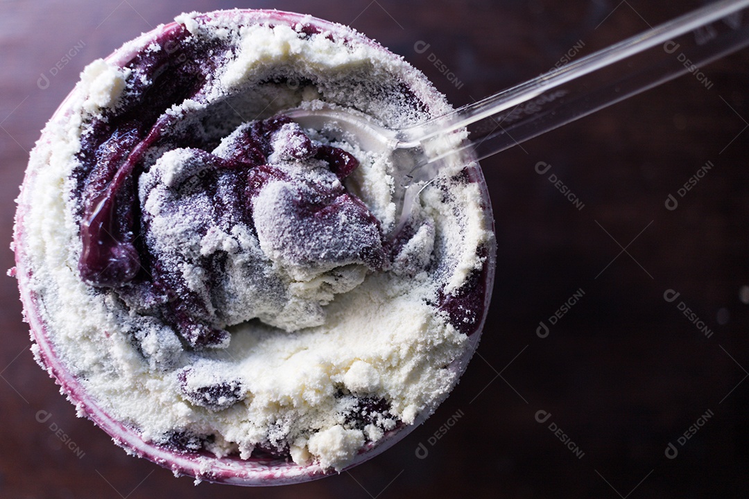Tigela com delicioso açaí e leite em pó