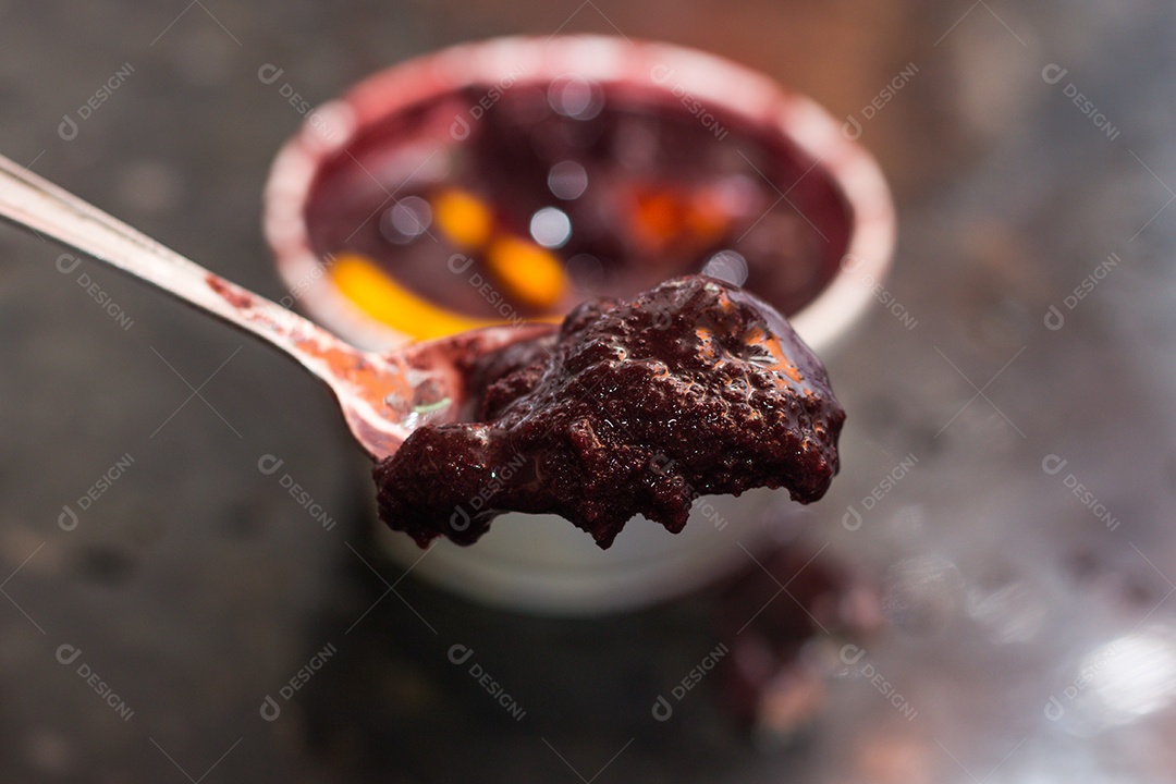 Tigela com delicioso açaí sobre a mesa