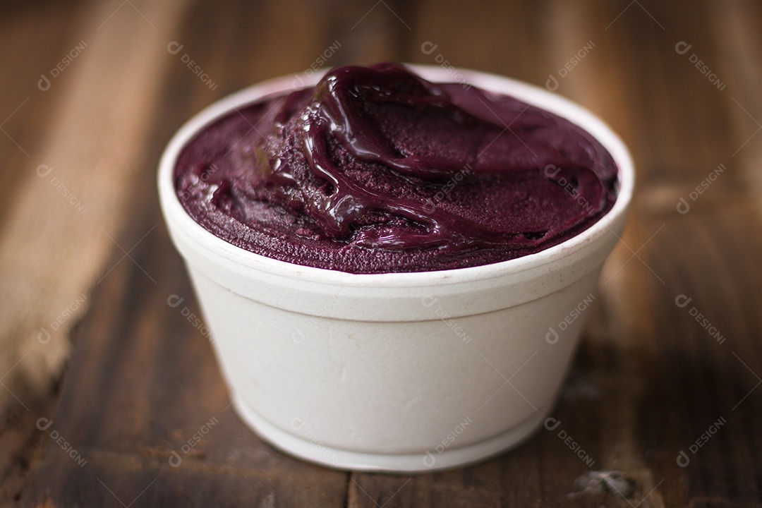 Tigela com delicioso açaí sobre a mesa