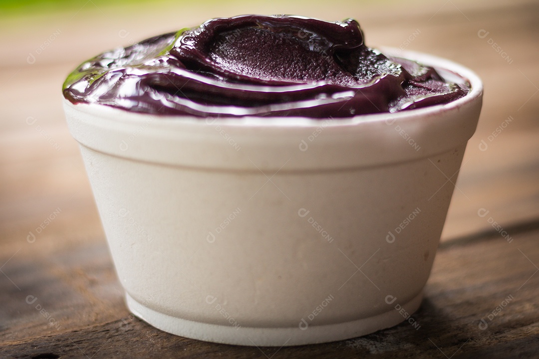 Tigela com delicioso açaí sobre a mesa