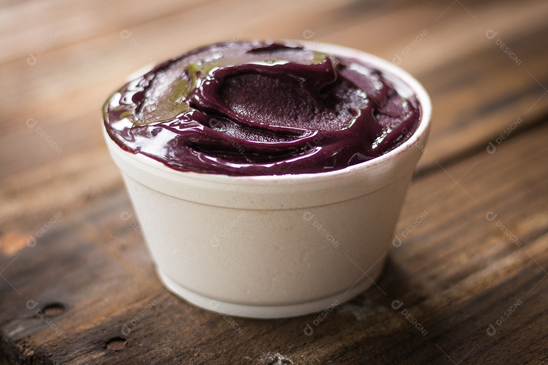 Tigela com delicioso açaí sobre a mesa