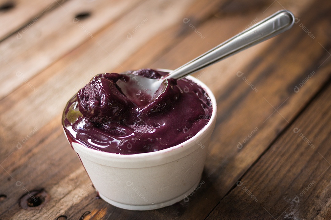 Tigela com delicioso açaí sobre a mesa
