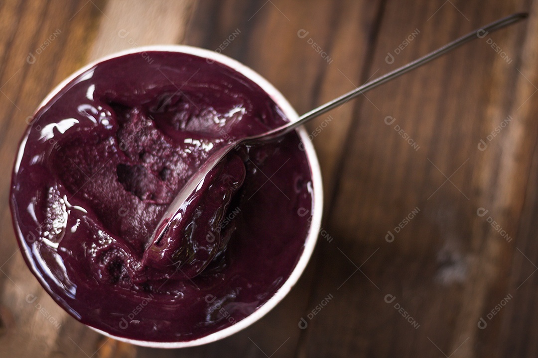 Tigela com delicioso açaí sobre a mesa