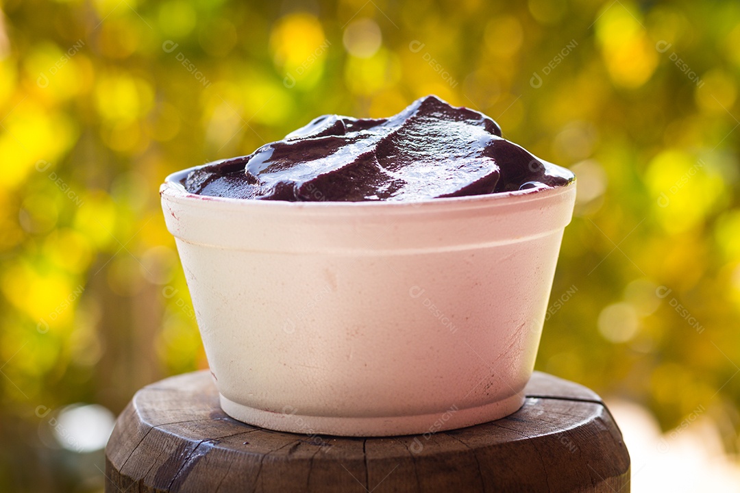 Tigela com delicioso açaí sobre a mesa