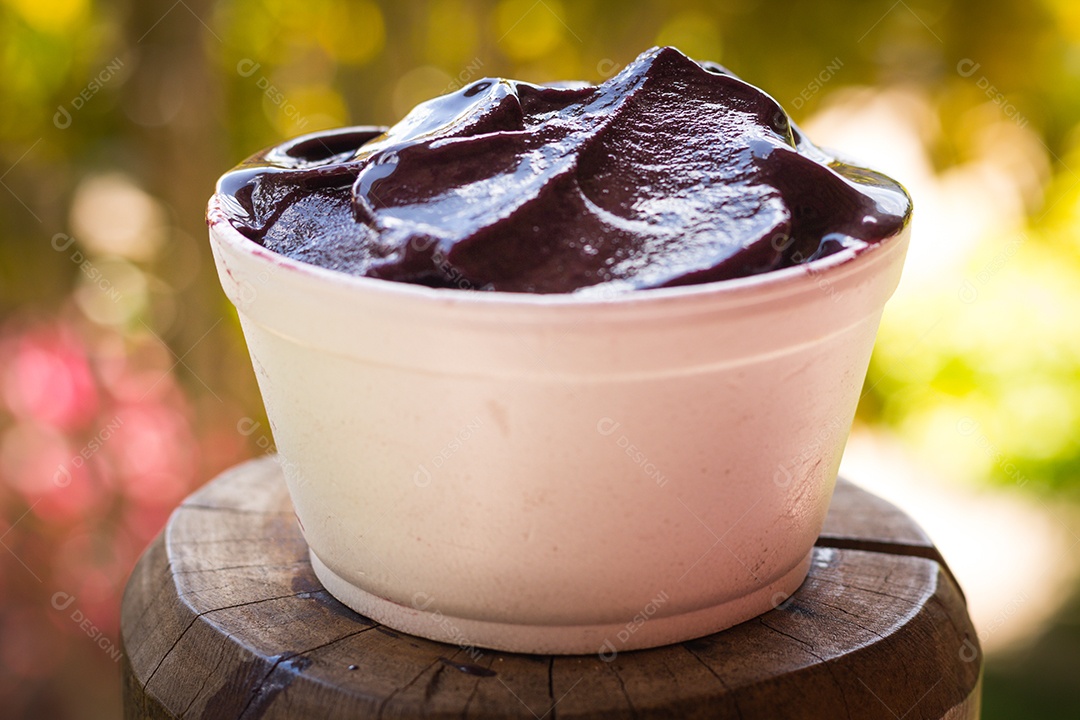 Tigela com delicioso açaí sobre a mesa