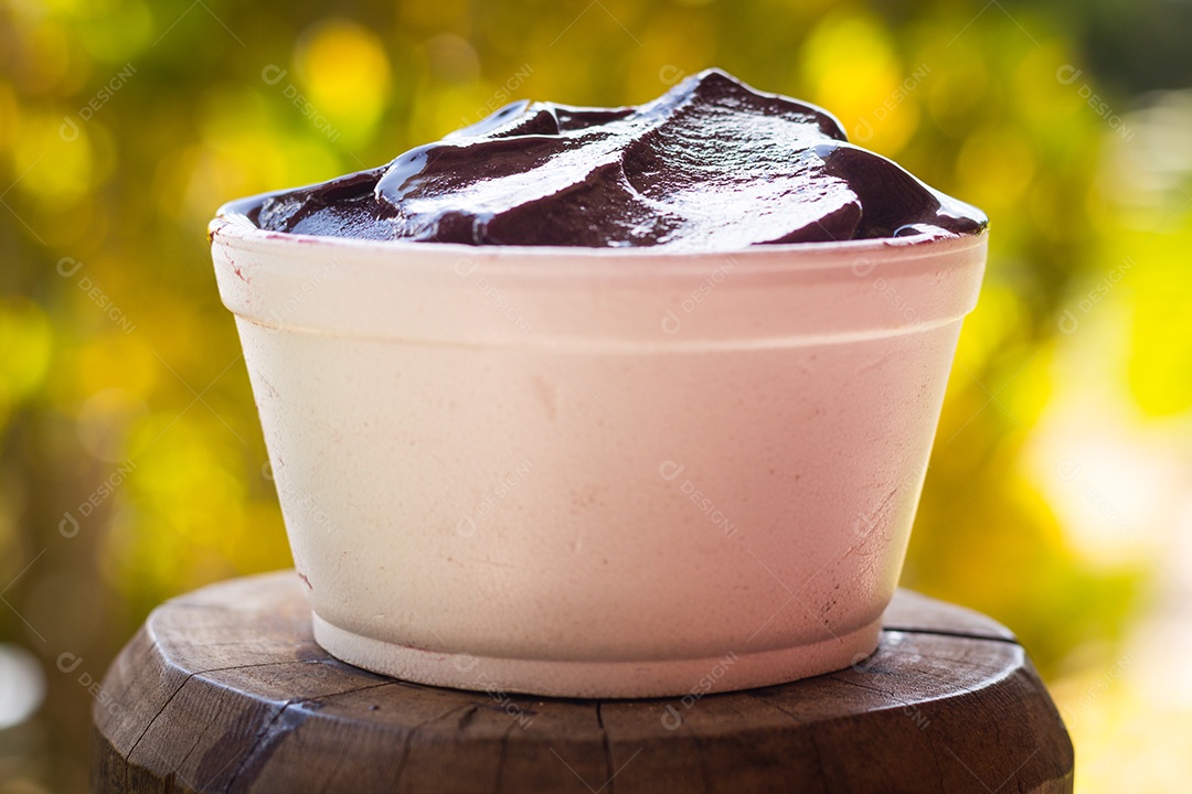 Tigela com delicioso açaí sobre a mesa
