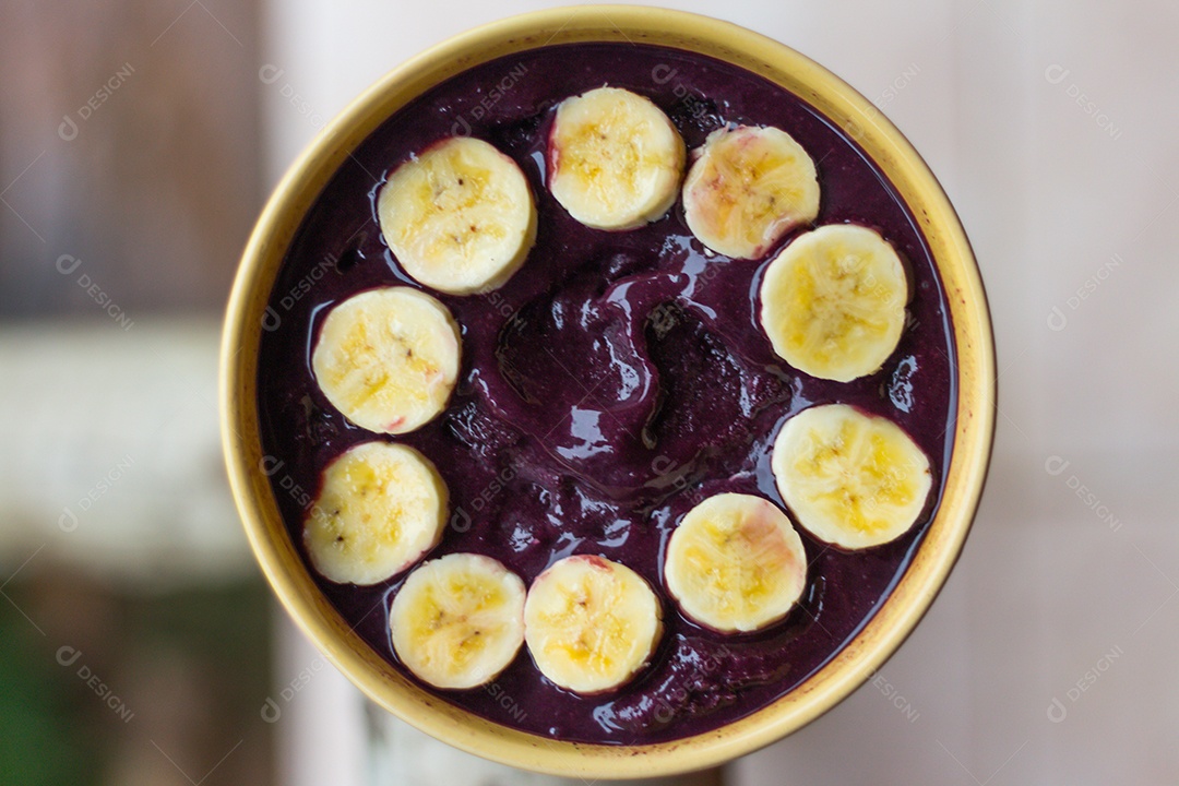 Tigela com delicioso açaí sobre a mesa