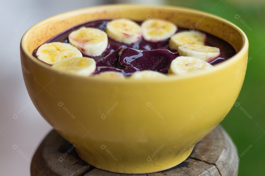 Tigela com delicioso açaí sobre a mesa