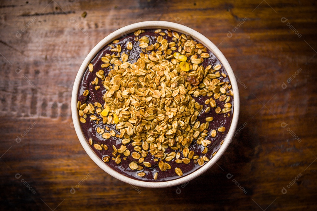 Tigela com delicioso açaí sobre a mesa